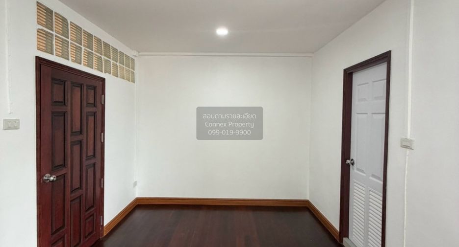 À vendre 4 chambres maison de ville à Din Daeng, Bangkok