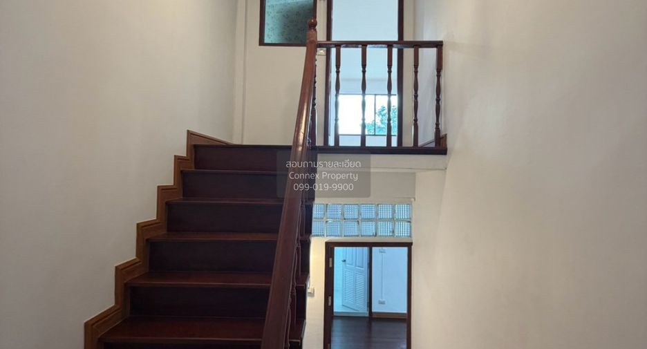 À vendre 4 chambres maison de ville à Din Daeng, Bangkok