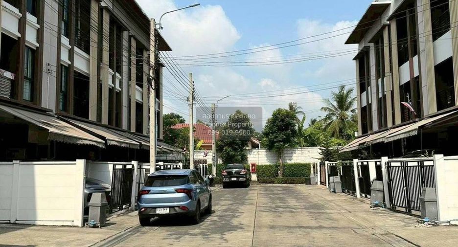 For sale 3 bedrooms townhouse in Phasi Charoen, Bangkok