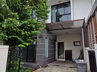 À louer 3 chambres maison de ville à Min Buri, Bangkok