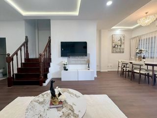 Haus zur Miete mit 4 Zimmer in Huai Khwang, Bangkok