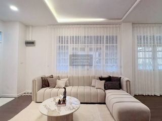 Haus zur Miete mit 4 Zimmer in Huai Khwang, Bangkok