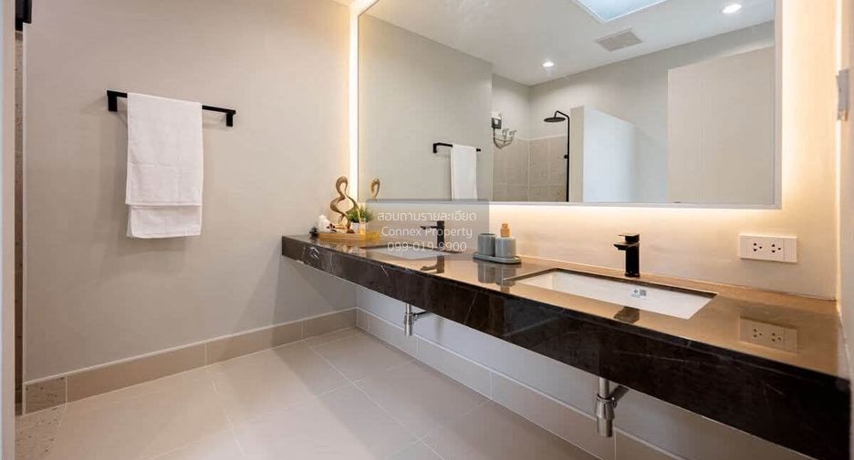 For rent 5 bedrooms townhouse in Thon Buri, Bangkok