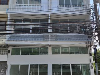 Haus zur Miete mit 3 Zimmer in Huai Khwang, Bangkok