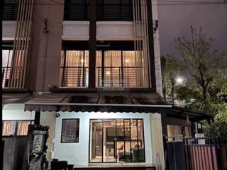 À louer 3 chambres maison de ville à Phasi Charoen, Bangkok