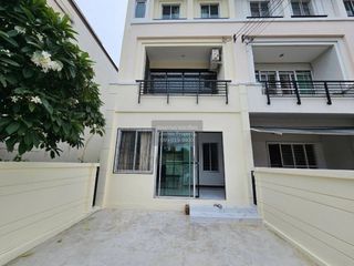 出租 3 卧室 联排别墅 在 Suan Luang, 曼谷