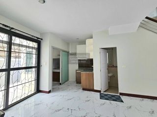 出租 3 卧室 联排别墅 在 Suan Luang, 曼谷