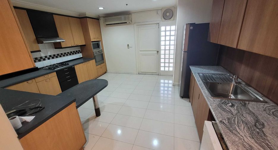 For rent 3 bedrooms condo in Watthana, Bangkok
