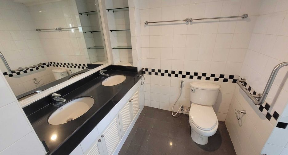 For rent 3 bedrooms condo in Watthana, Bangkok