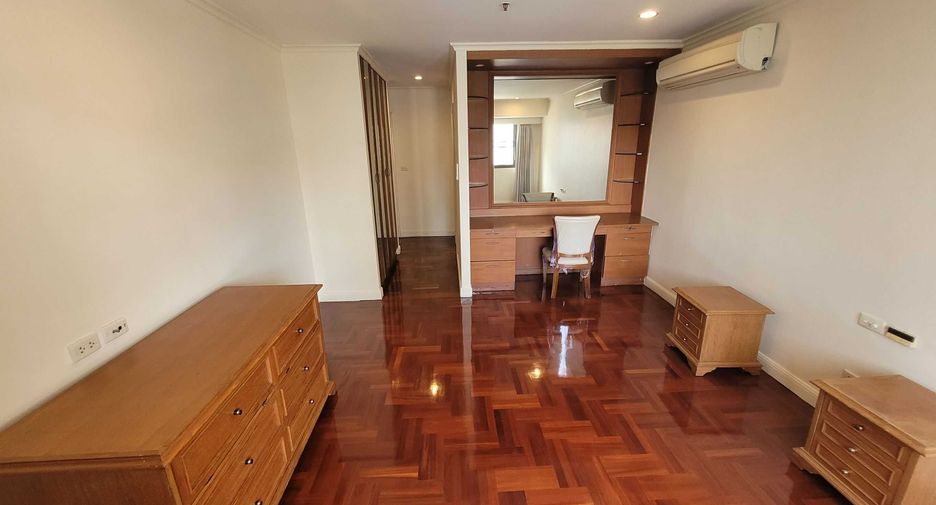 For rent 3 bedrooms condo in Watthana, Bangkok