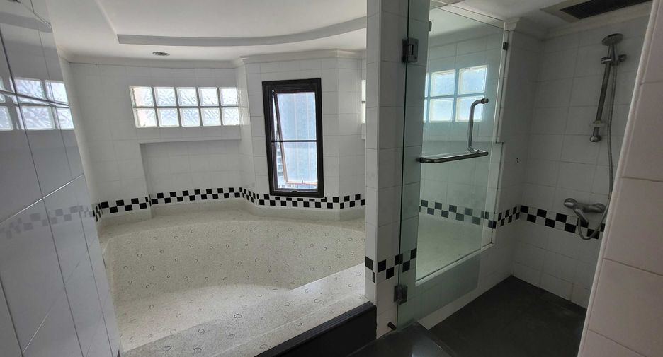 For rent 3 bedrooms condo in Watthana, Bangkok