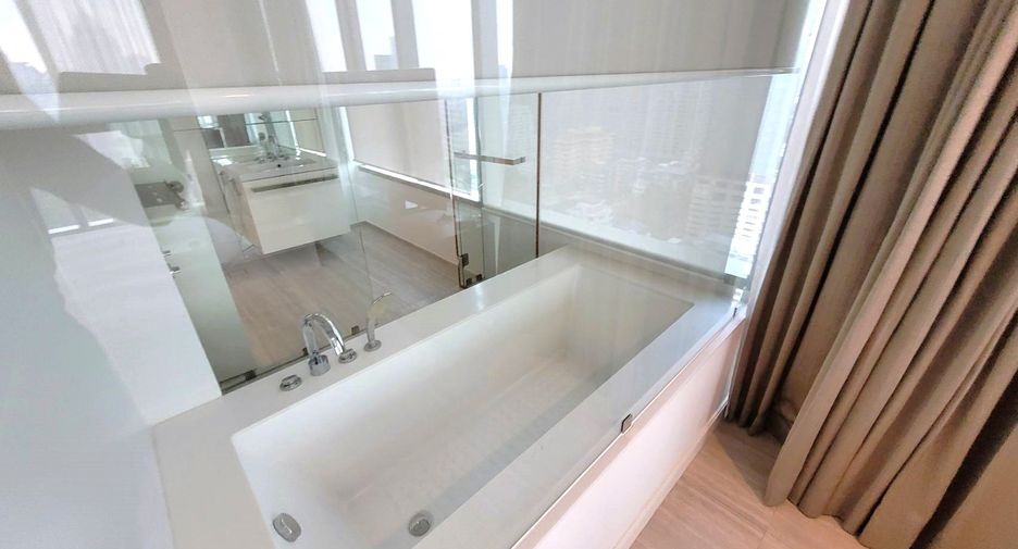 For rent 3 bedrooms condo in Pathum Wan, Bangkok