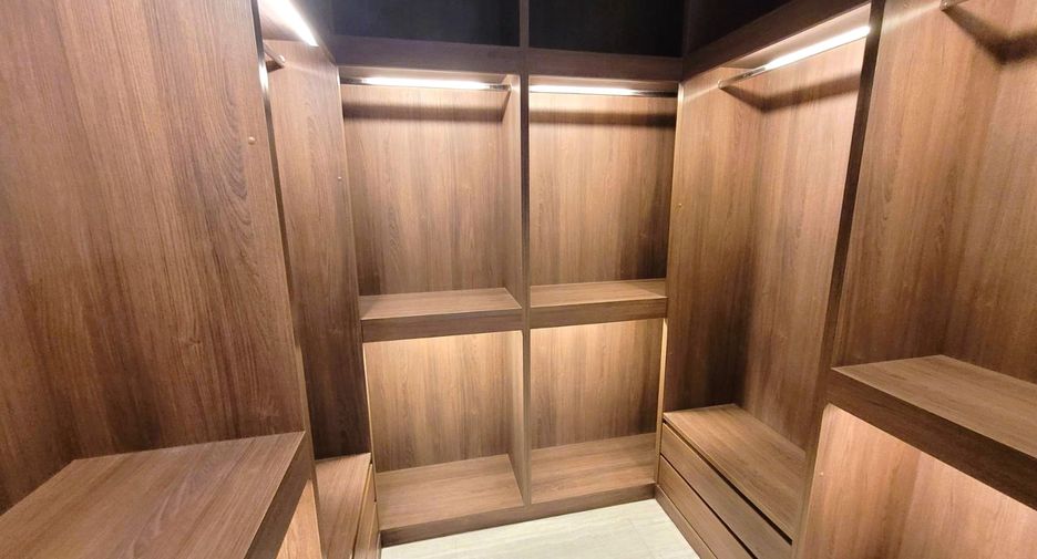 For rent 3 bedrooms condo in Pathum Wan, Bangkok