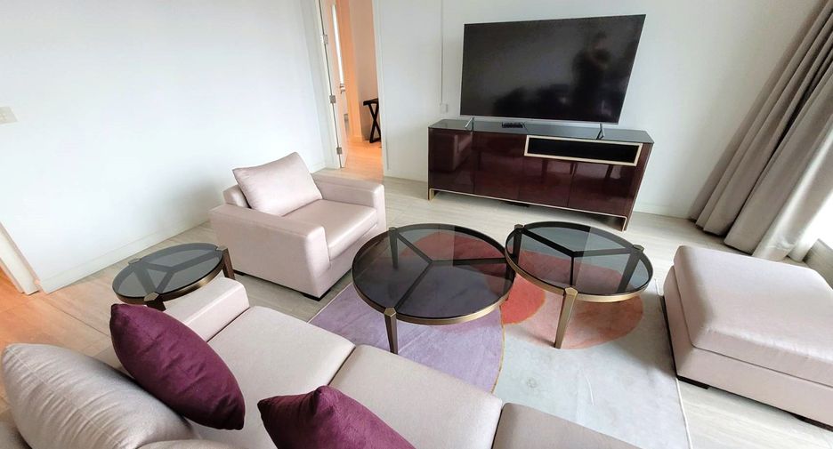 For rent 3 bedrooms condo in Pathum Wan, Bangkok