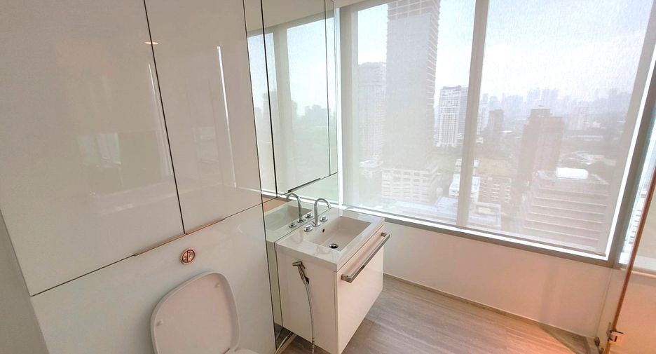 For rent 3 bedrooms condo in Pathum Wan, Bangkok
