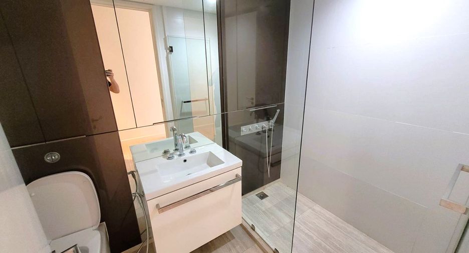 For rent 3 bedrooms condo in Pathum Wan, Bangkok