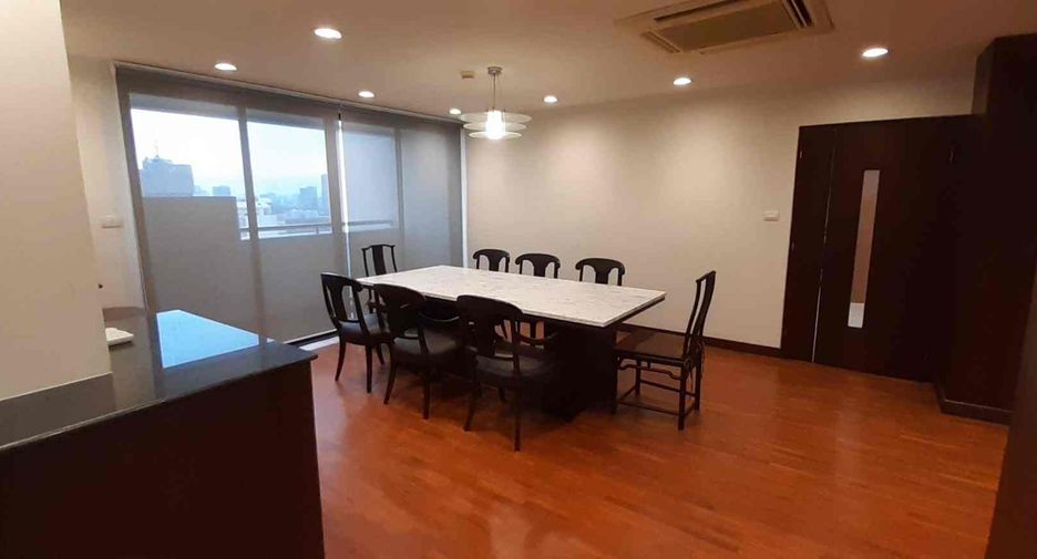 For rent 4 bedrooms condo in Khlong Toei, Bangkok