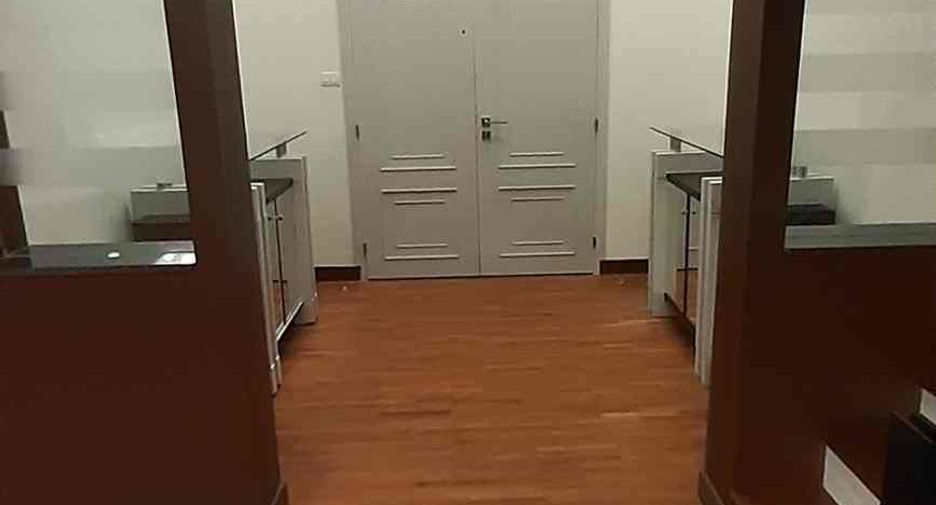 For rent 4 bedrooms condo in Khlong Toei, Bangkok