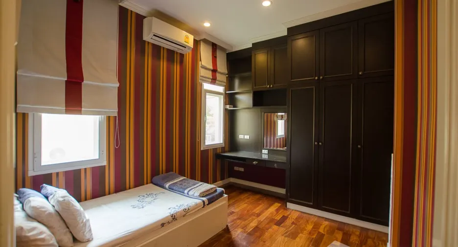 Casa en venta y en alquiler de 5 habitaciones en Mueang Samut Sakhon, Samut Sakhon