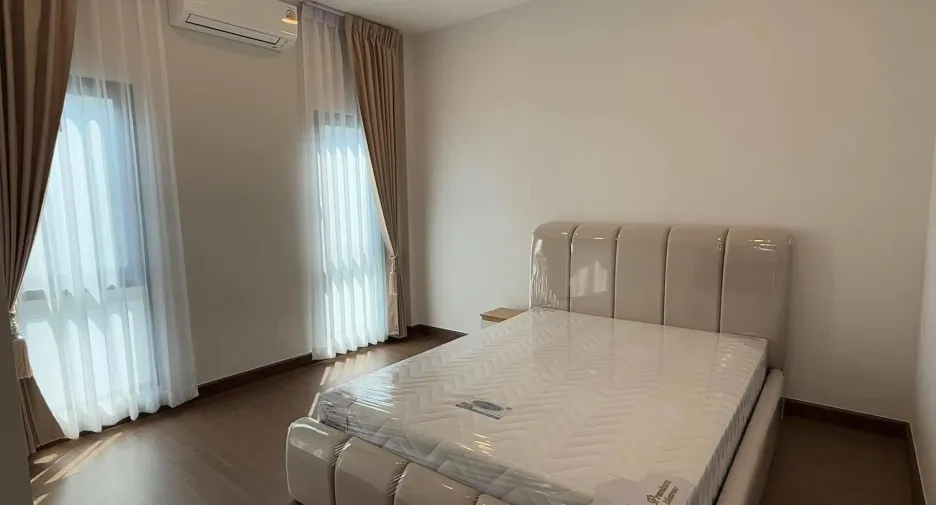 Casa en alquiler de 4 habitaciones en Sai Mai, Bangkok