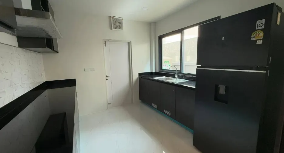 Casa en alquiler de 4 habitaciones en Sai Mai, Bangkok