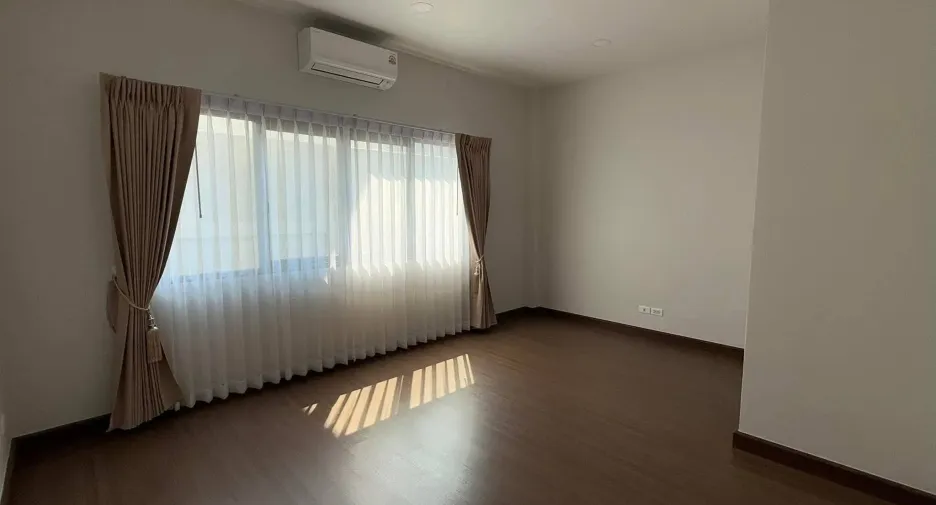Casa en alquiler de 4 habitaciones en Sai Mai, Bangkok