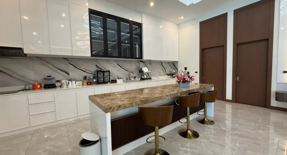 For rent and for sale 5 bedrooms house in Bang Lamung, Chonburi