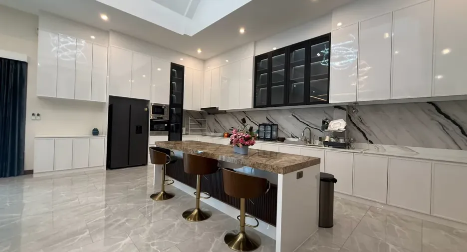 For rent and for sale 5 bedrooms house in Bang Lamung, Chonburi