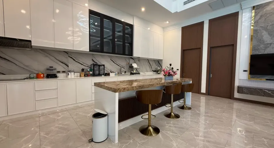 For rent and for sale 5 bedrooms house in Bang Lamung, Chonburi