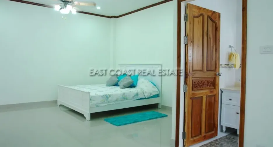 For rent and for sale 4 bedrooms house in Jomtien, Pattaya
