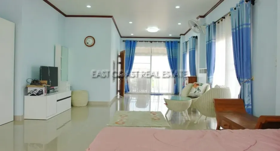 For rent and for sale 4 bedrooms house in Jomtien, Pattaya