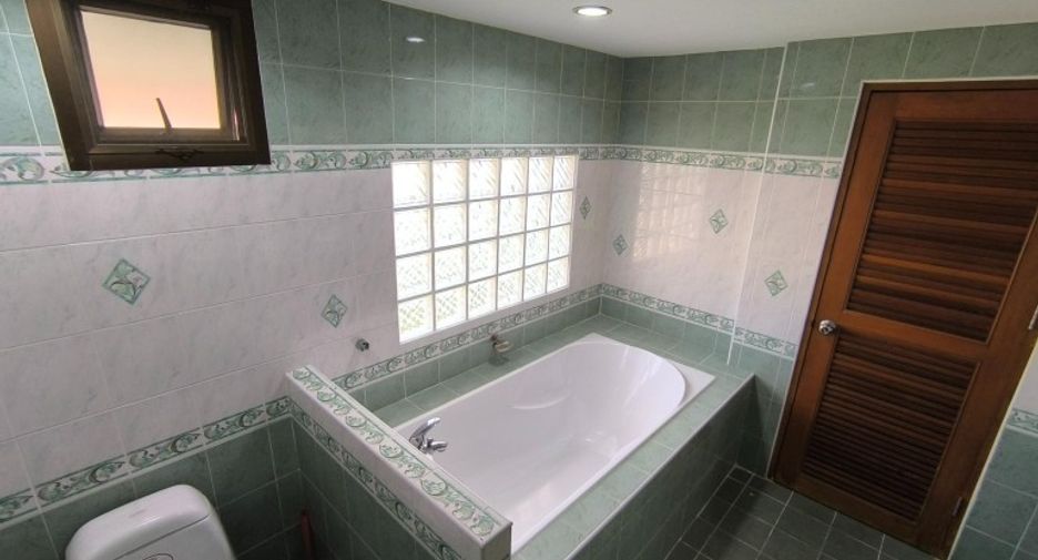Haus zum Kauf mit 3 Zimmer in Bang Lamung, Chonburi