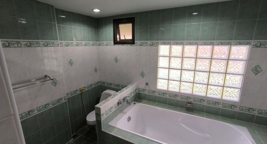 Haus zum Kauf mit 3 Zimmer in Bang Lamung, Chonburi