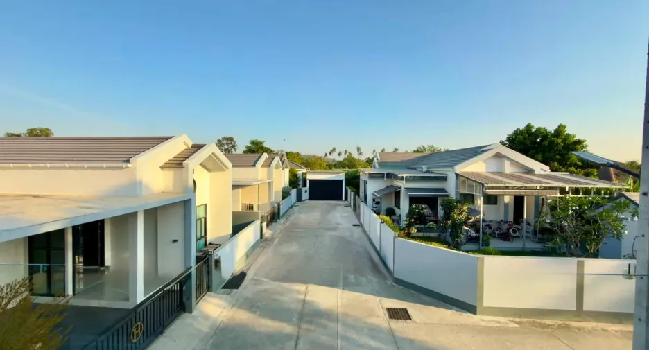 For rent and for sale 4 bedrooms house in Bang Lamung, Chonburi