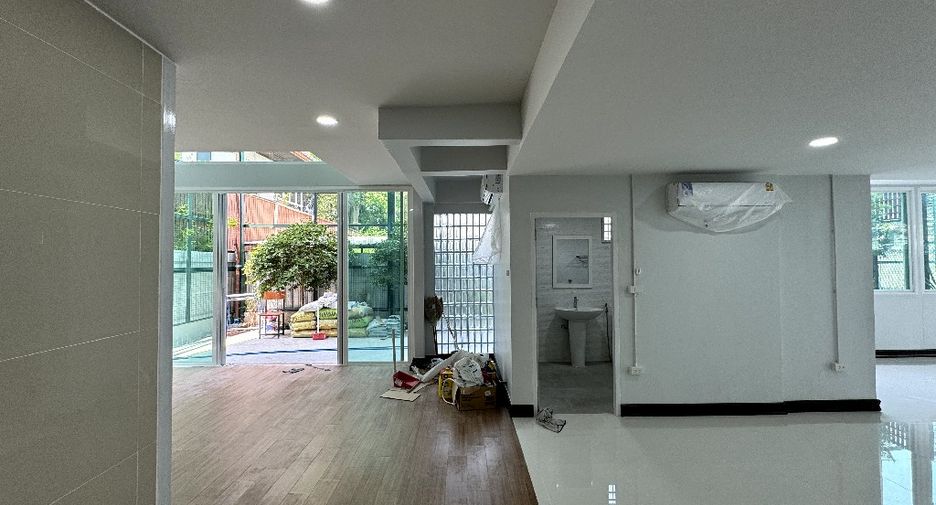 Oficina en alquiler en Bueng Kum, Bangkok