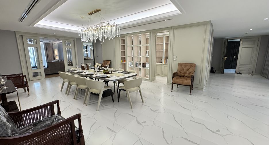 For rent 4 bedrooms apartment in Watthana, Bangkok