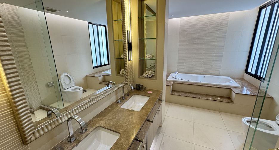 For rent 4 bedrooms apartment in Watthana, Bangkok