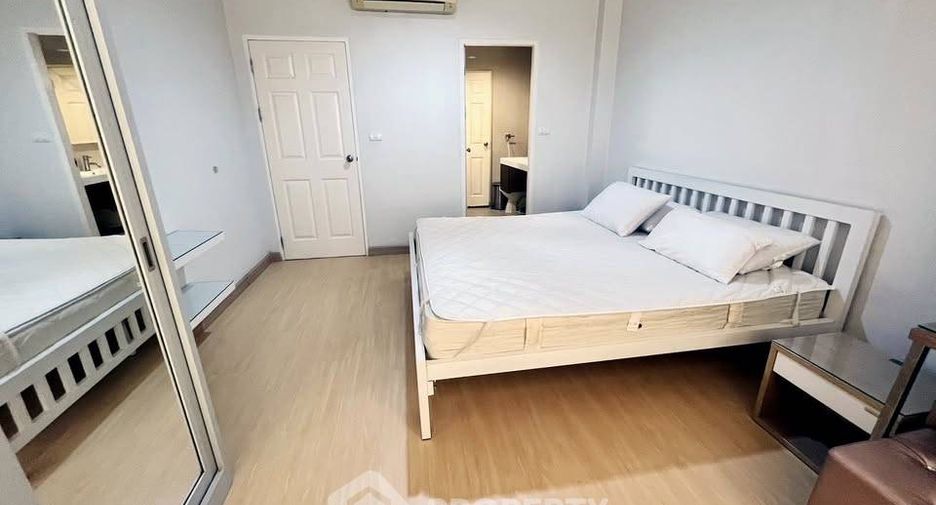 For rent 2 bedrooms condo in Huai Khwang, Bangkok
