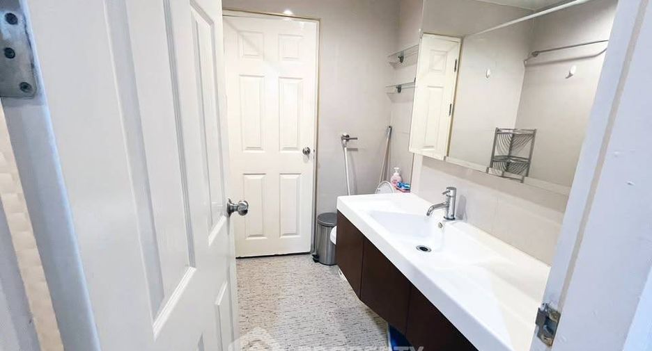 For rent 2 bedrooms condo in Huai Khwang, Bangkok