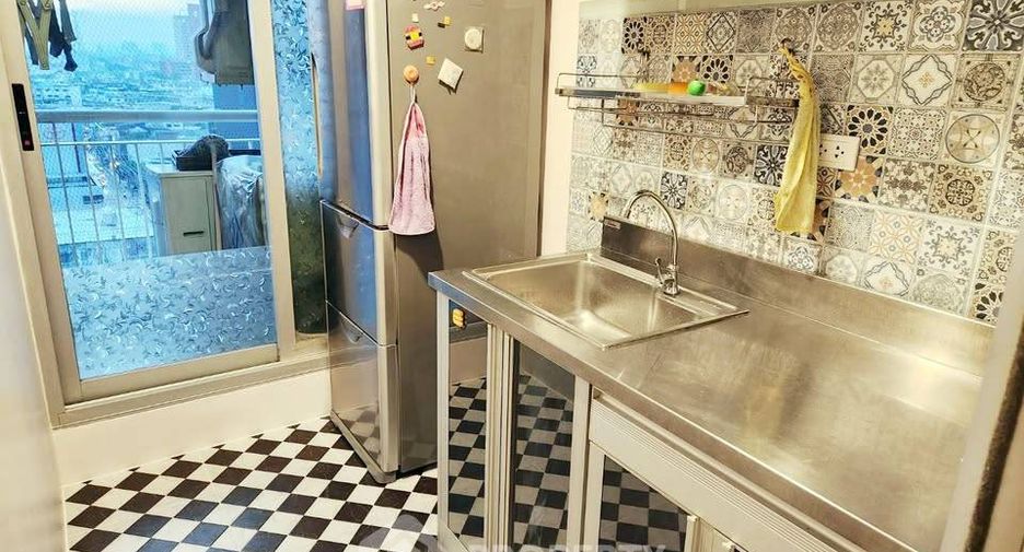For rent 2 bedrooms condo in Huai Khwang, Bangkok