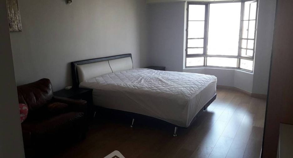 For rent 3 bedrooms condo in Watthana, Bangkok