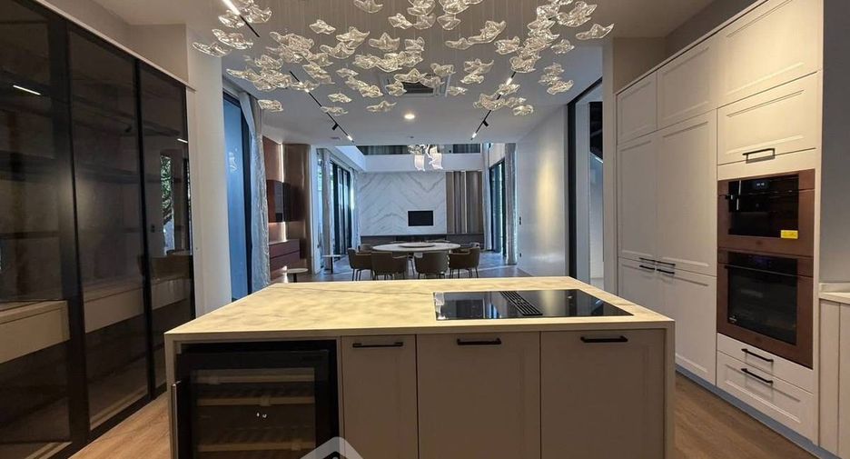 For rent 5 bedrooms house in Saphan Sung, Bangkok
