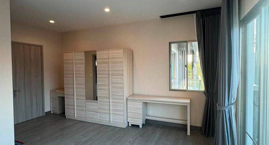 Haus zur Miete mit 4 Zimmer in Saphan Sung, Bangkok