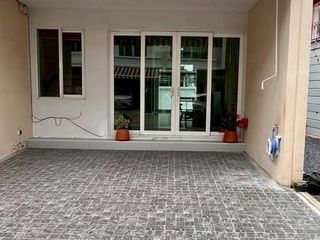 出租 3 卧室 联排别墅 在 Wang Thong Lang, 曼谷