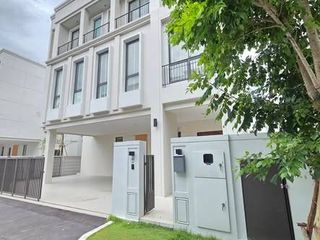 Casa en alquiler de 4 habitaciones en Lat Krabang, Bangkok