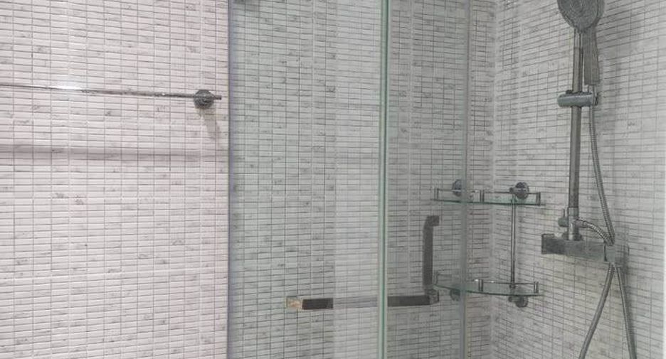 For rent 5 bedrooms townhouse in Yan Nawa, Bangkok