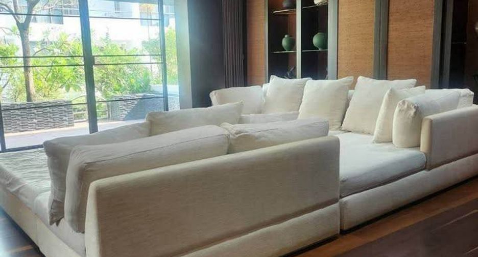 For rent 5 bedrooms townhouse in Yan Nawa, Bangkok