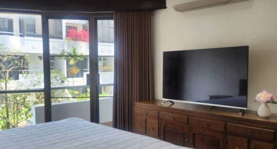 For rent 5 bedrooms townhouse in Yan Nawa, Bangkok