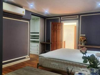 For rent 5 bedrooms townhouse in Yan Nawa, Bangkok