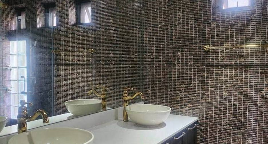 For rent 5 bedrooms townhouse in Yan Nawa, Bangkok